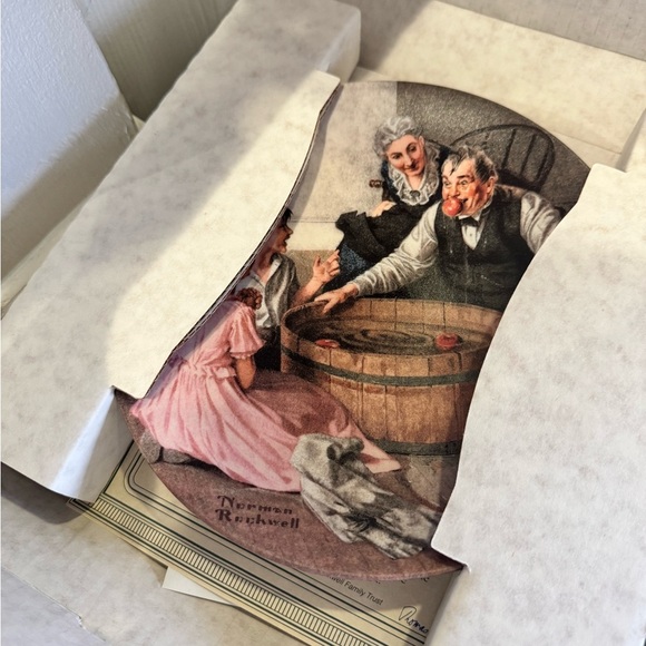 Norman Rockwell "Halloween Frolic" 1994 Bobbing for Apples Decorative Plate - Picture 4 of 5